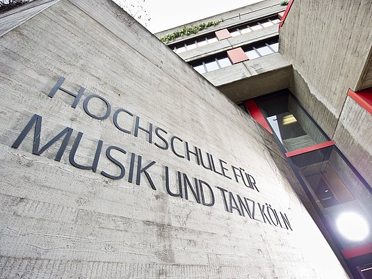 Außenfassade mit Schriftzug am Haupteingang Standort Köln